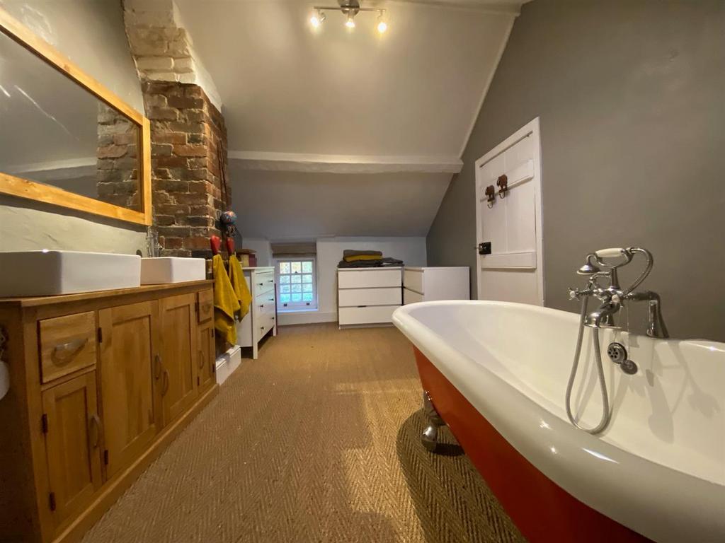 En-Suite Bathroom/Dressing Room