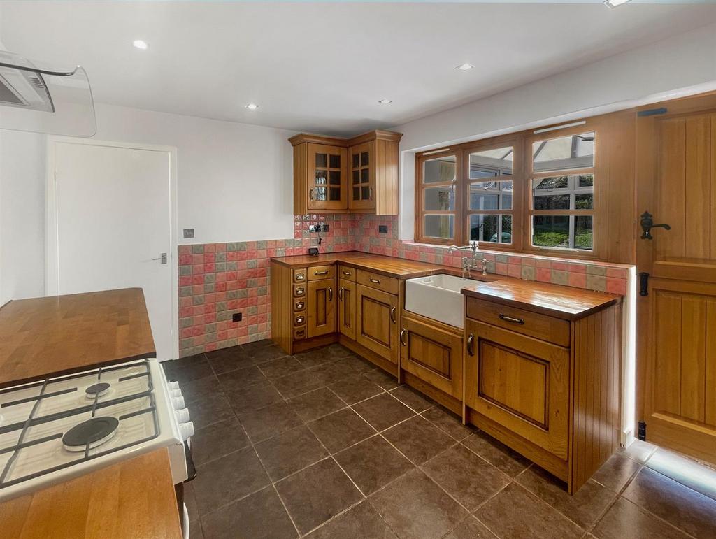 Kitchen 2.jpg