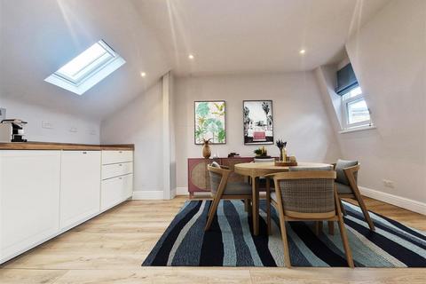 7b Treport Street, London, SW18 2BW