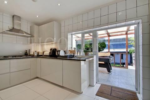 4 bedroom terraced house for sale, Ballards Road, London, NW2