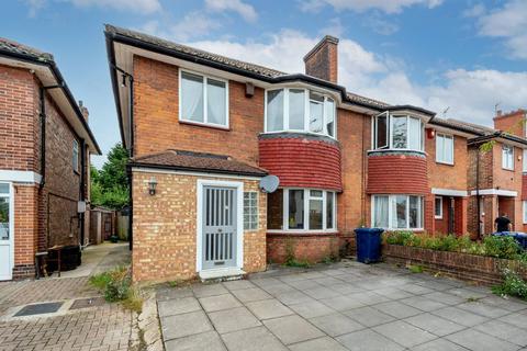 4 bedroom flat to rent, Friars Way, Acton, London, W3