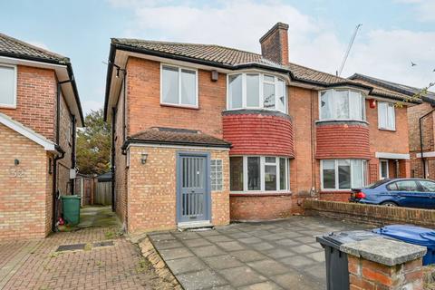 4 bedroom flat to rent, Friars Way, Acton, London, W3