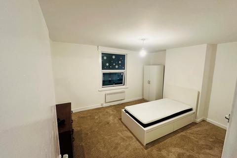 2 bedroom flat to rent, New Cross Road, London SE14