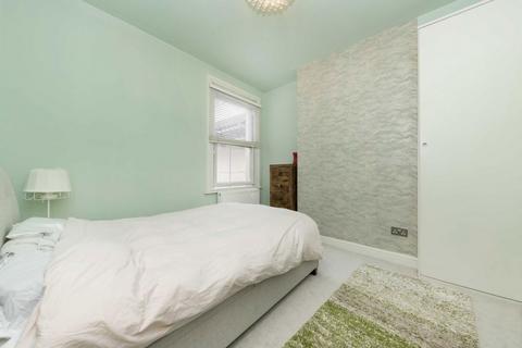2 bedroom flat for sale, Hawthorn Road, London NW10