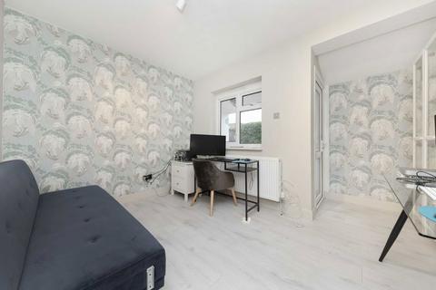 2 bedroom flat for sale, Hawthorn Road, London NW10