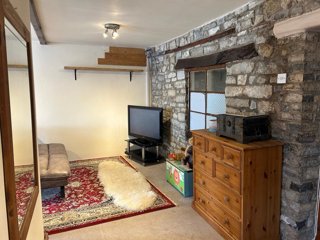 Snug area (pic 2 in bedroom 1)