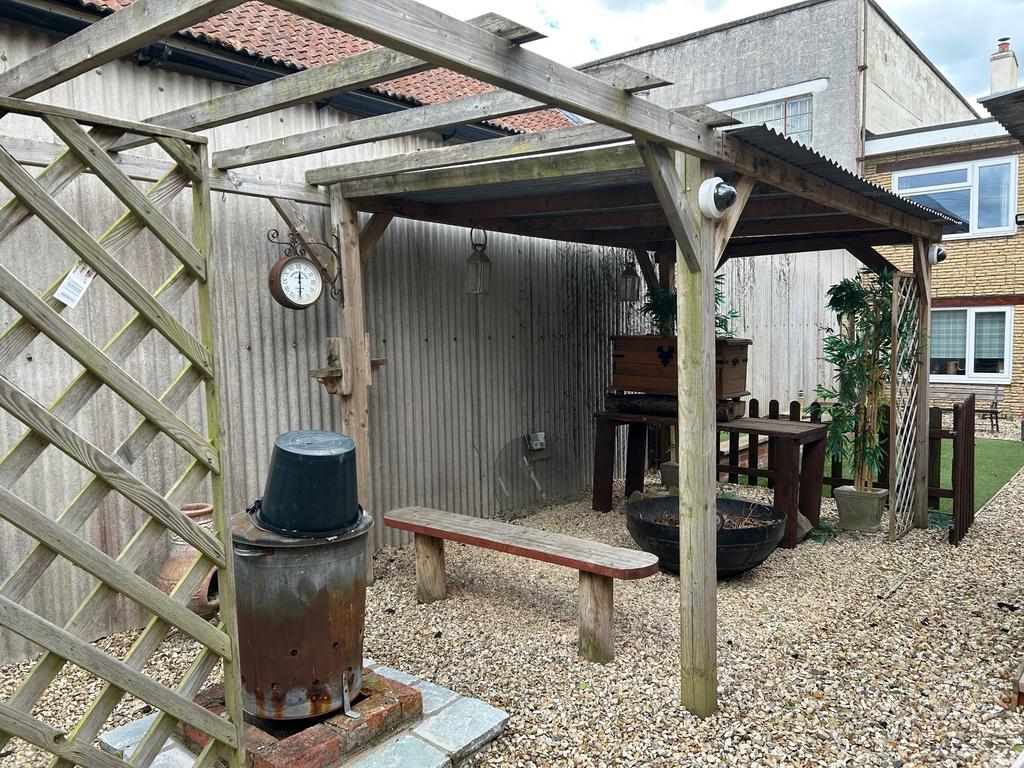 Entertaining & BBQ area