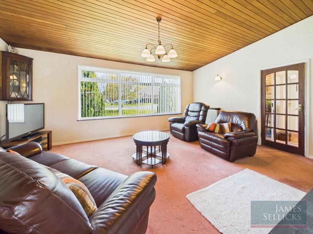 ‘L’ shaped through lounge/dining room