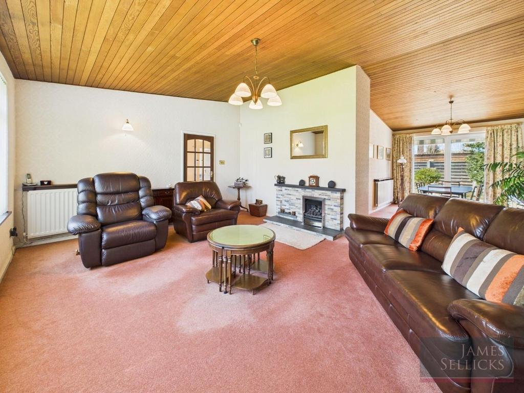‘L’ shaped through lounge/dining room