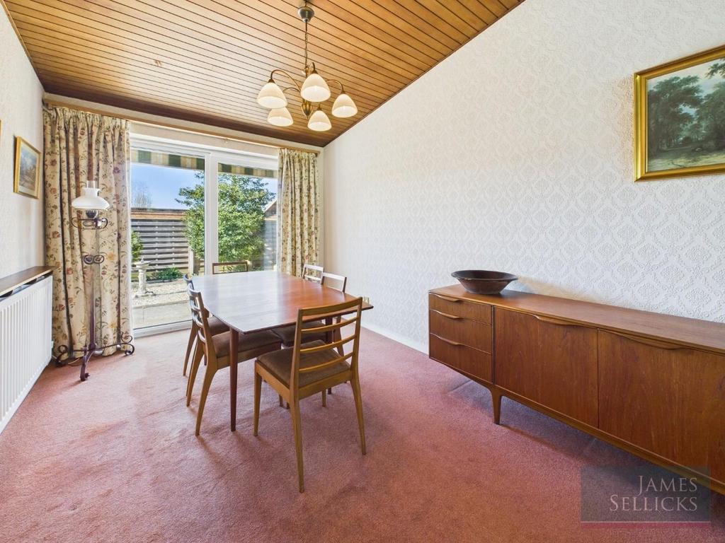 ‘L’ shaped through lounge/dining room