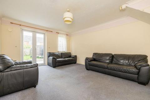16 Lowry Close, Erith, DA8 1PN