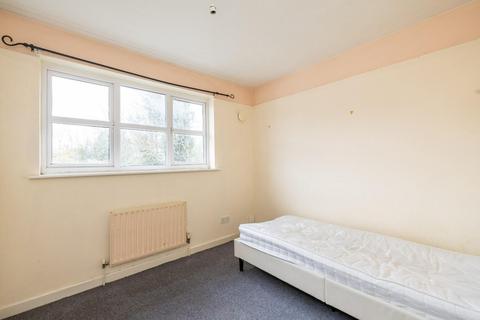16 Lowry Close, Erith, DA8 1PN