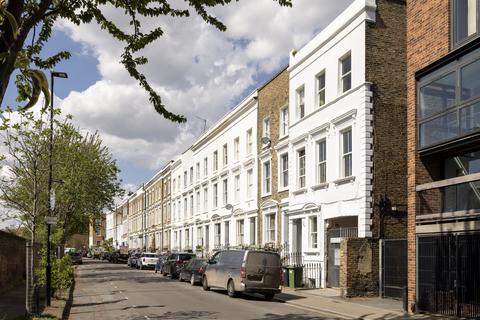 2 bedroom mews for sale, Colony Mews, London N1