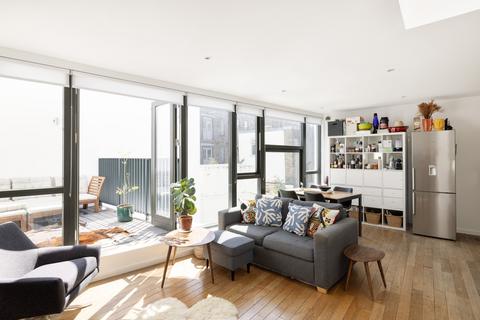2 bedroom mews for sale, Colony Mews, London N1
