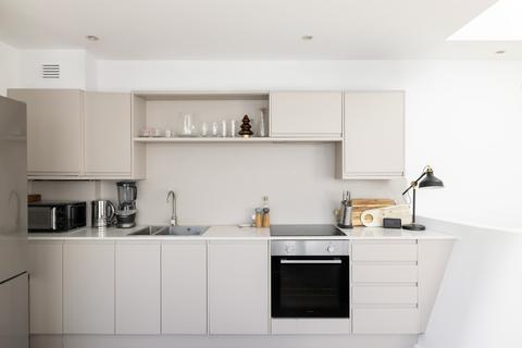 2 bedroom mews for sale, Colony Mews, London N1