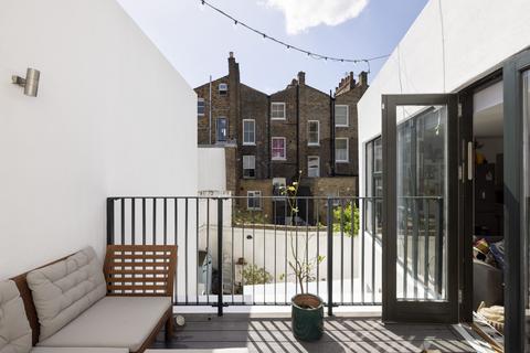 2 bedroom mews for sale, Colony Mews, London N1
