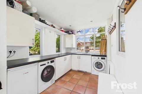 64 Glenfield Road, Ashford, TW15 1JF