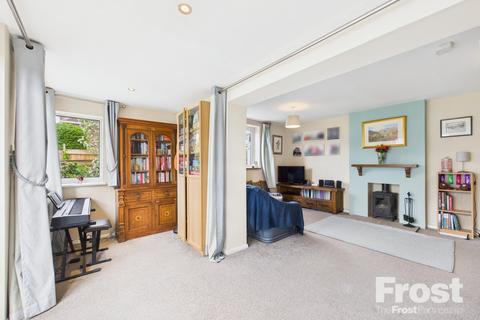 64 Glenfield Road, Ashford, TW15 1JF