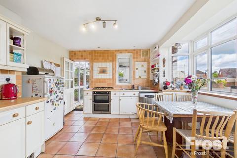 64 Glenfield Road, Ashford, TW15 1JF