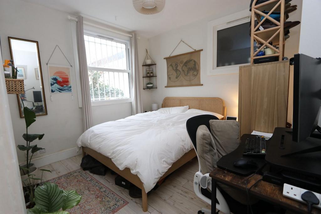 7 Denmark Mansions, Coldharbour Lane, SE5 9 PX