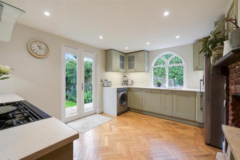 4 Worlds End, Epsom, KT18 7BD