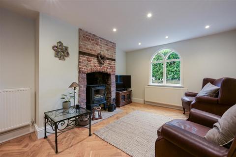 4 Worlds End, Epsom, KT18 7BD