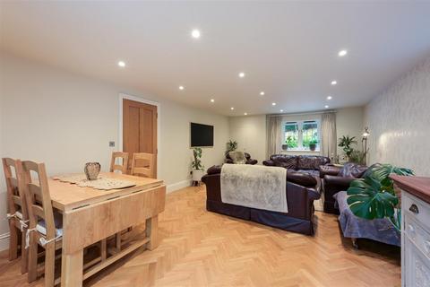 4 Worlds End, Epsom, KT18 7BD
