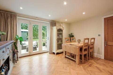 4 Worlds End, Epsom, KT18 7BD