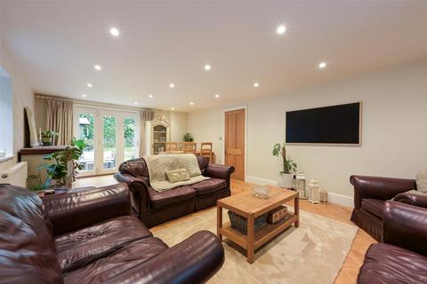 4 Worlds End, Epsom, KT18 7BD