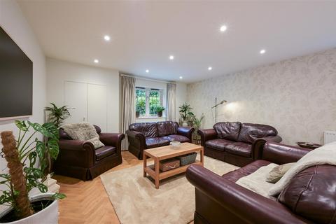 4 Worlds End, Epsom, KT18 7BD