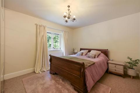 4 Worlds End, Epsom, KT18 7BD