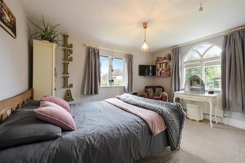 4 Worlds End, Epsom, KT18 7BD
