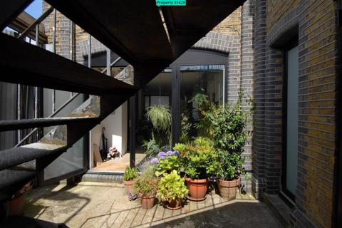1 bedroom ground floor flat to rent, Andrews Road, London, E8 4QL