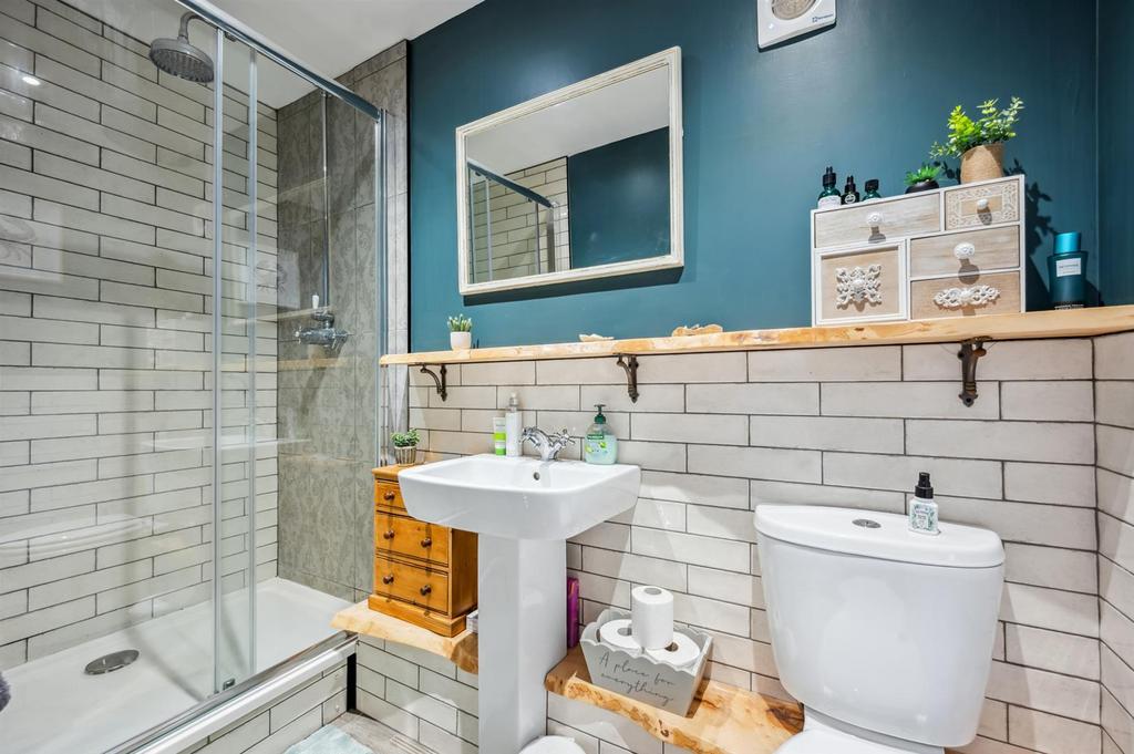 Bedroom Three en-suite.jpg