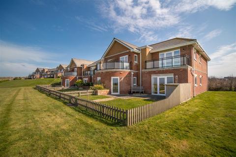 3 bedroom apartment for sale - Totland Bay, Isle of Wight