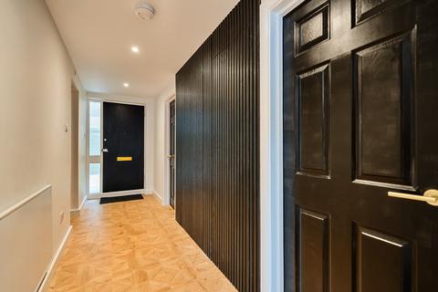 2 bedroom flat for sale, Coniston Court, Stonegrove, Edgware HA8
