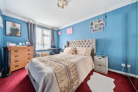 124 Wren Path, London, SE28 0DY