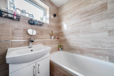 124 Wren Path, London, SE28 0DY