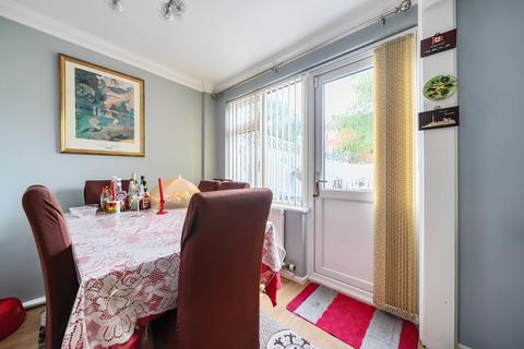 124 Wren Path, London, SE28 0DY