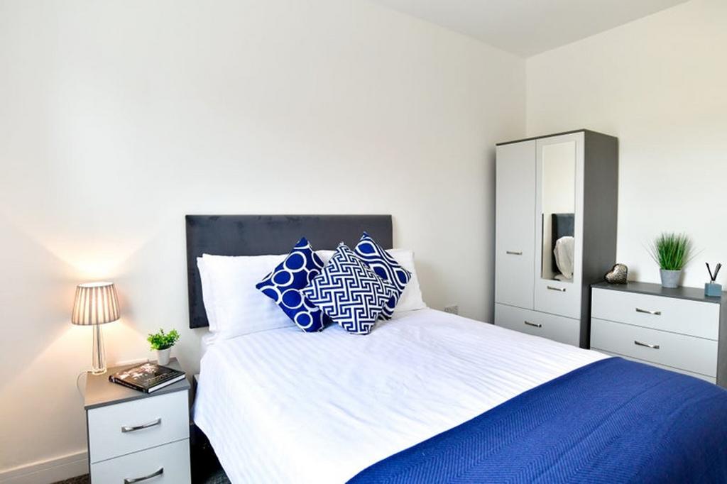 This inviting double bedroom features a comfort...