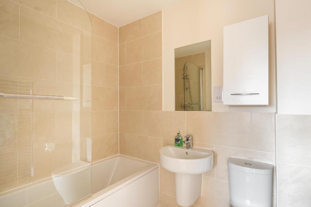 0 G7 CLCV - Bathroom B.jpg