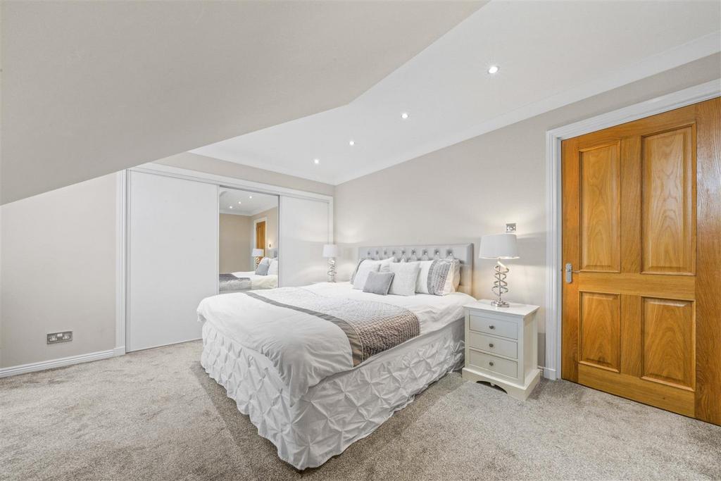 Master Bedroom (4).JPG