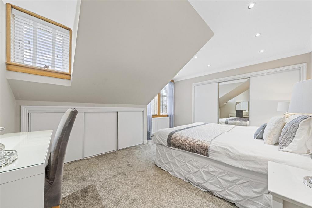 Master Bedroom (2).JPG