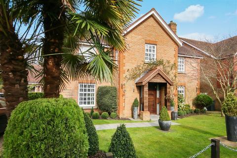 4 bedroom detached house for sale, May Gardens, Elstree WD6