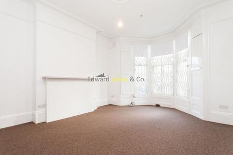 3 bedroom flat to rent, Alvington Crescent, London E8