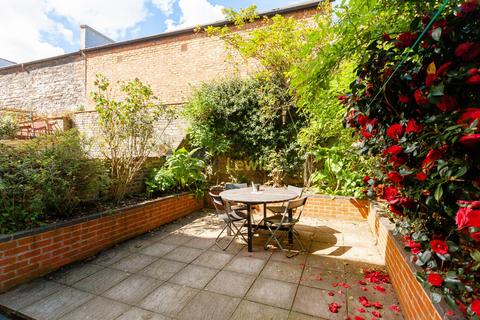 3 bedroom flat to rent, Alvington Crescent, London E8