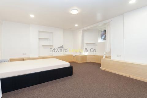 3 bedroom flat to rent, Alvington Crescent, London E8