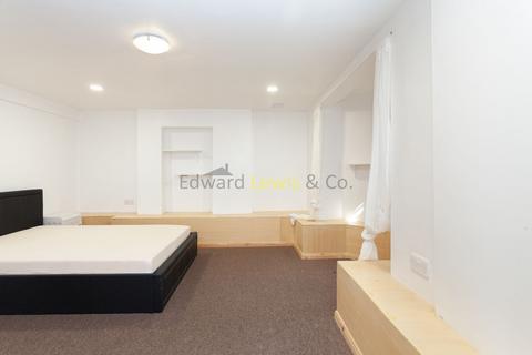 3 bedroom flat to rent, Alvington Crescent, London E8