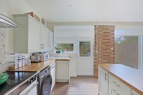 3 bedroom house to rent, Devon Close, Buckhurst Hiill, IG9