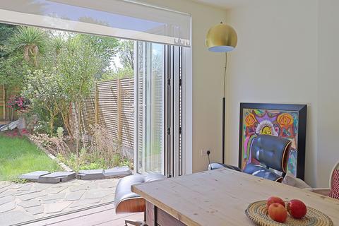 3 bedroom house to rent, Devon Close, Buckhurst Hiill, IG9